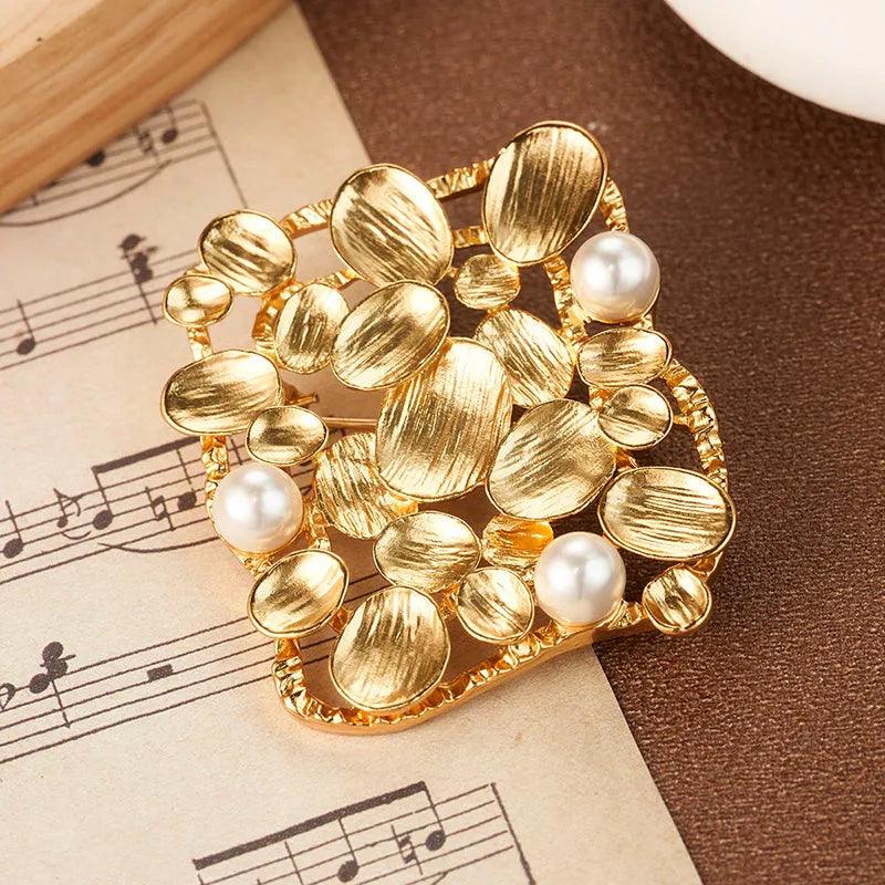 Gold Pearl Niche Design Brooch - Elegant Charme
