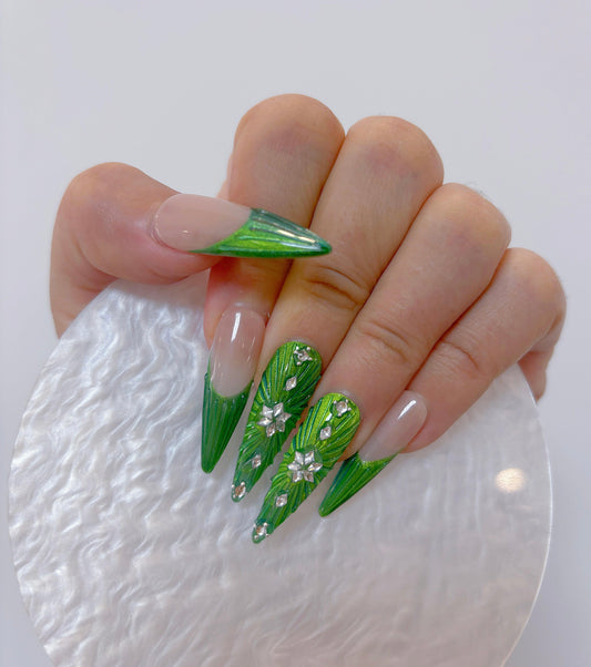 Emerald Shine Floral Nail - Elegant Charme