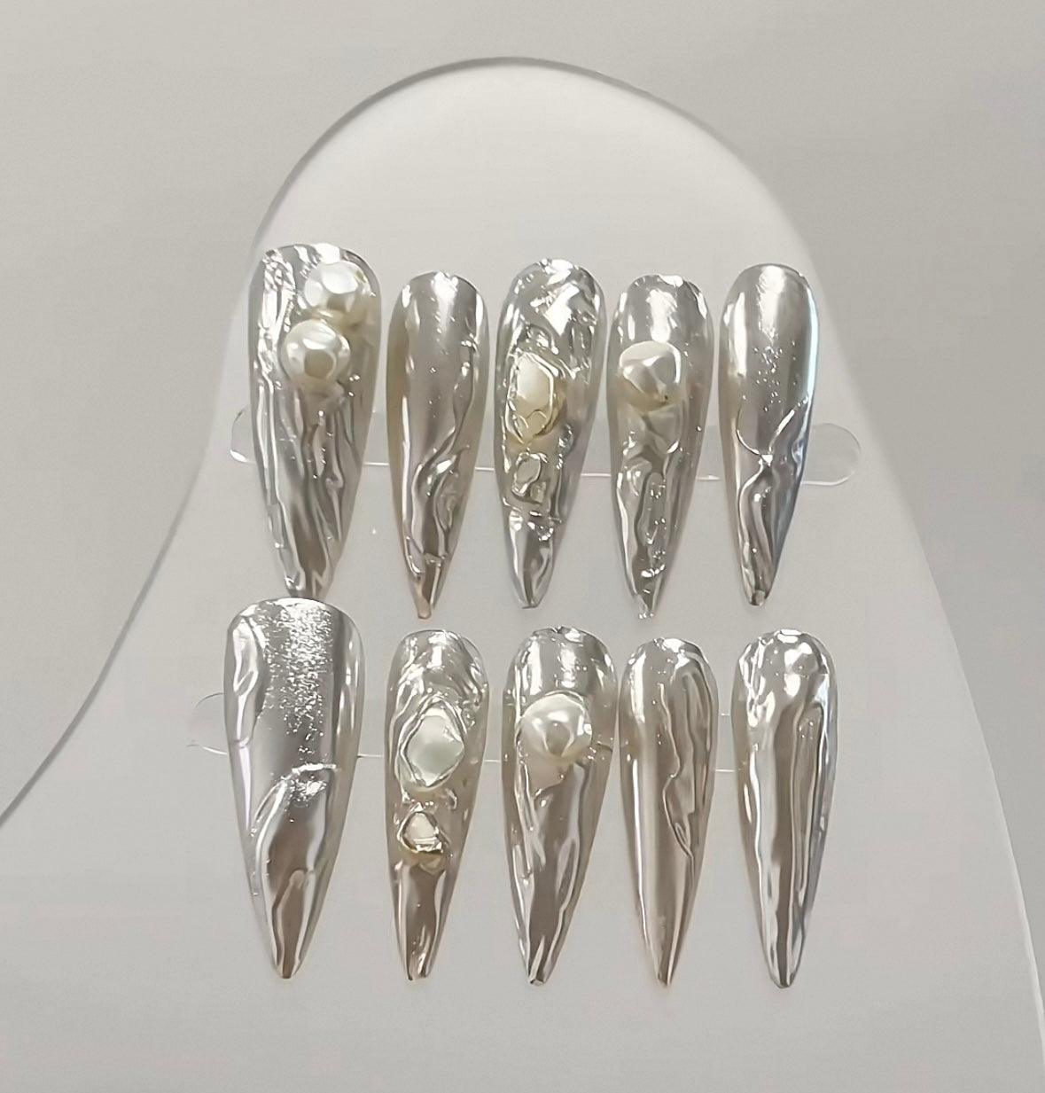 Daily Chic - Silver Pearl Elegance - Customizable Handcrafted Press On Nails