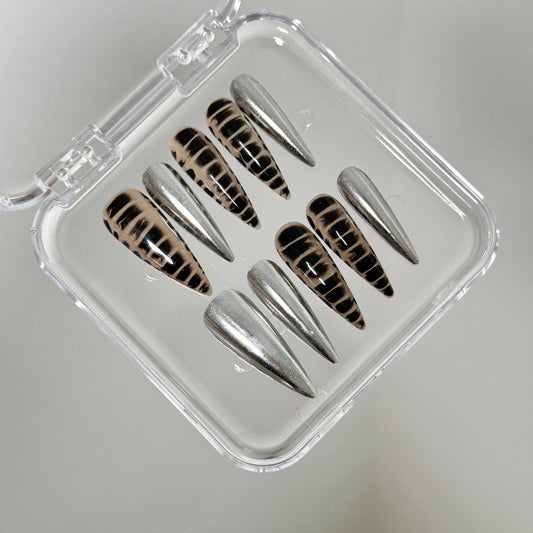 Silver Stripe Luxe Nail - Elegant Charme