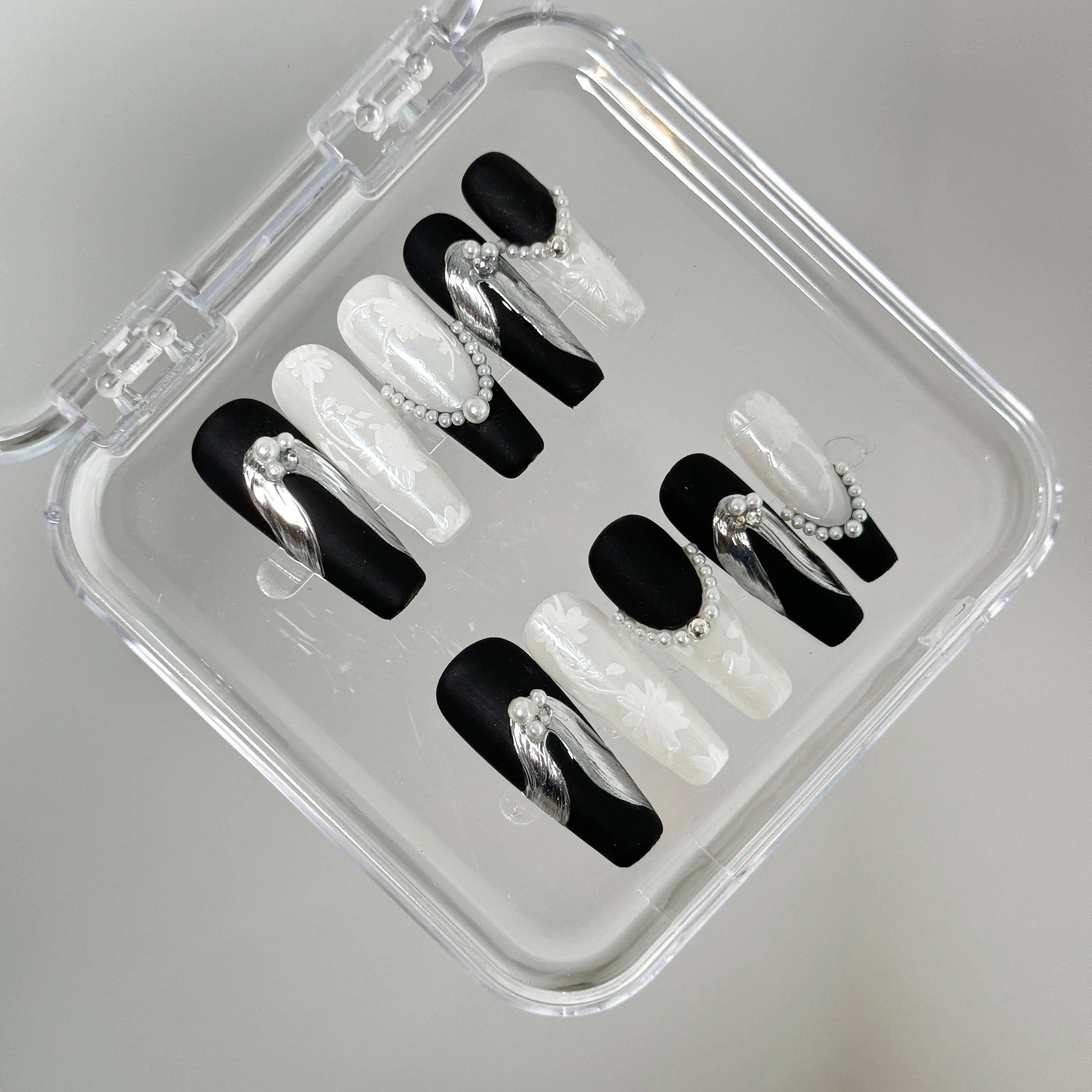 Monochrome Grace Nail - Elegant Charme