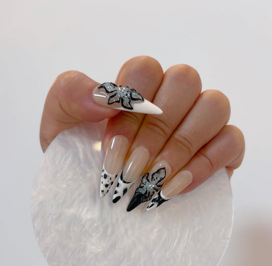 Floral Noir Nail - Elegant Charme